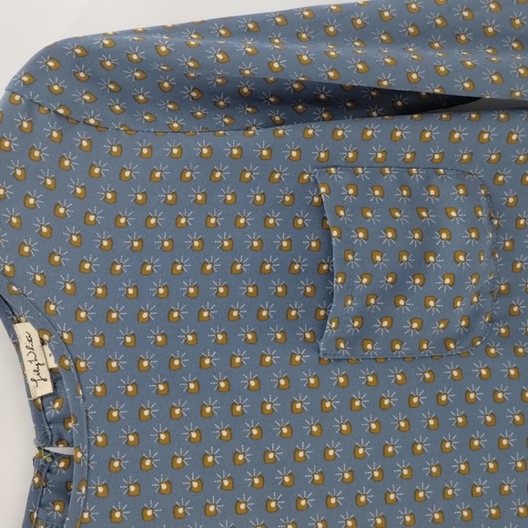 Lily White blue with gold print size small blouse front pocket flowy 3 quarter - Picture 4 of 8